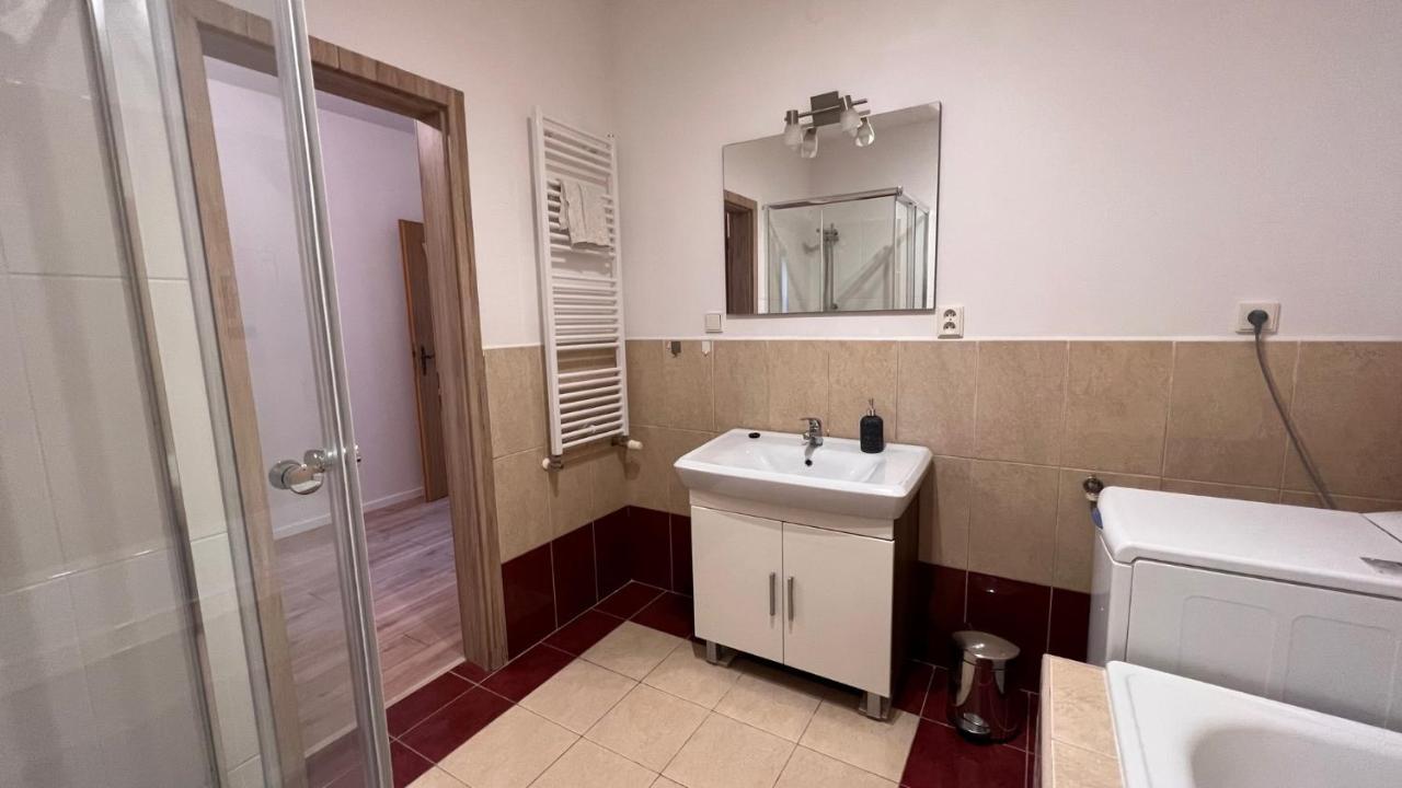 2 Room Apartment, Near Oc Galeria, Petrzalka บราติสลาวา ภายนอก รูปภาพ