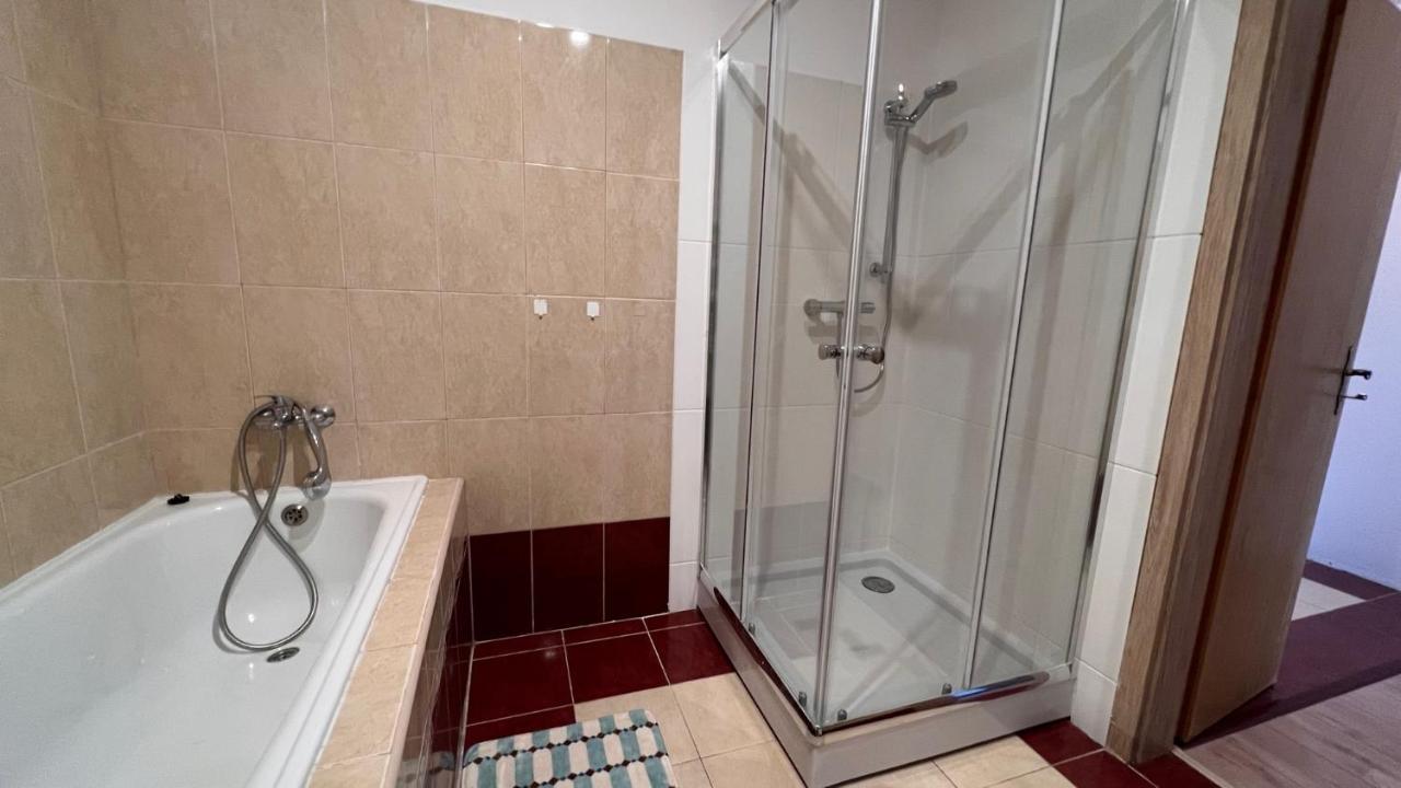 2 Room Apartment, Near Oc Galeria, Petrzalka บราติสลาวา ภายนอก รูปภาพ