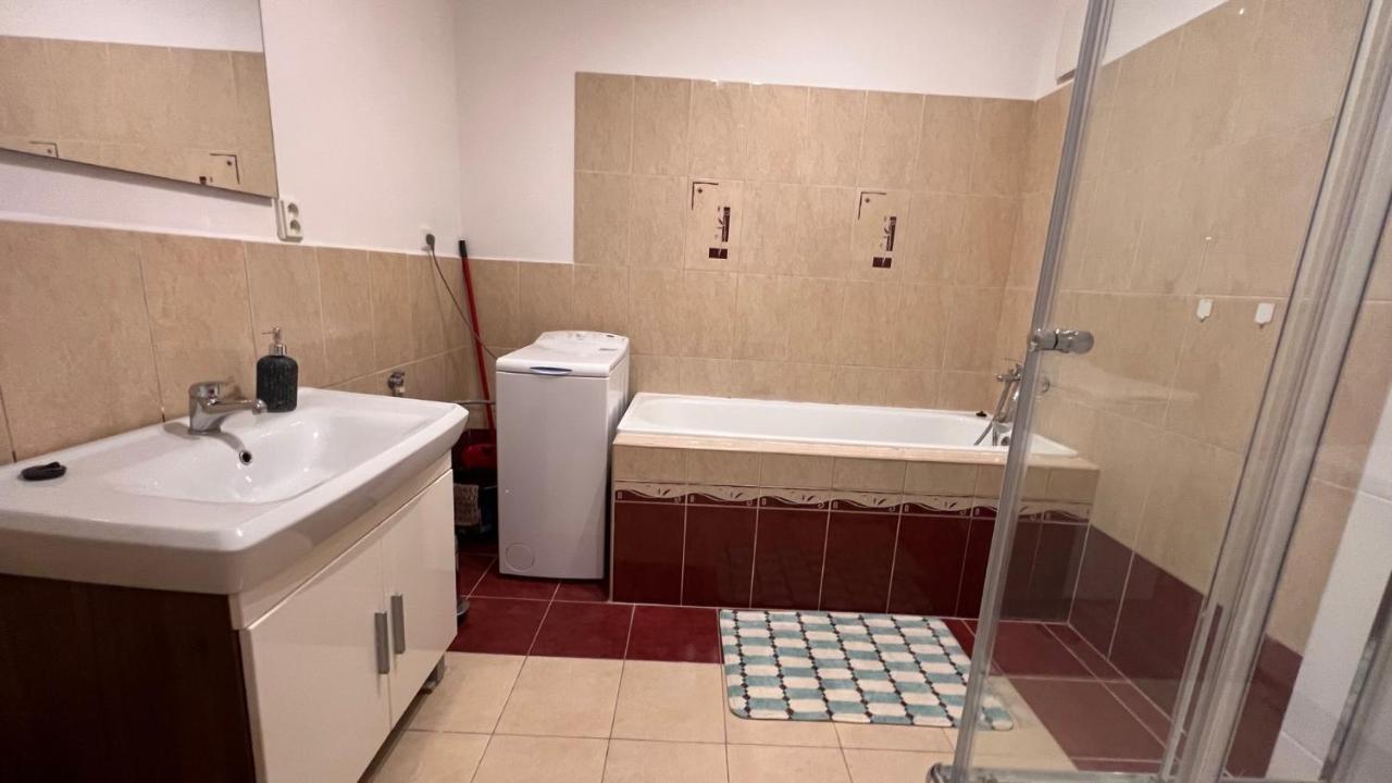 2 Room Apartment, Near Oc Galeria, Petrzalka บราติสลาวา ภายนอก รูปภาพ