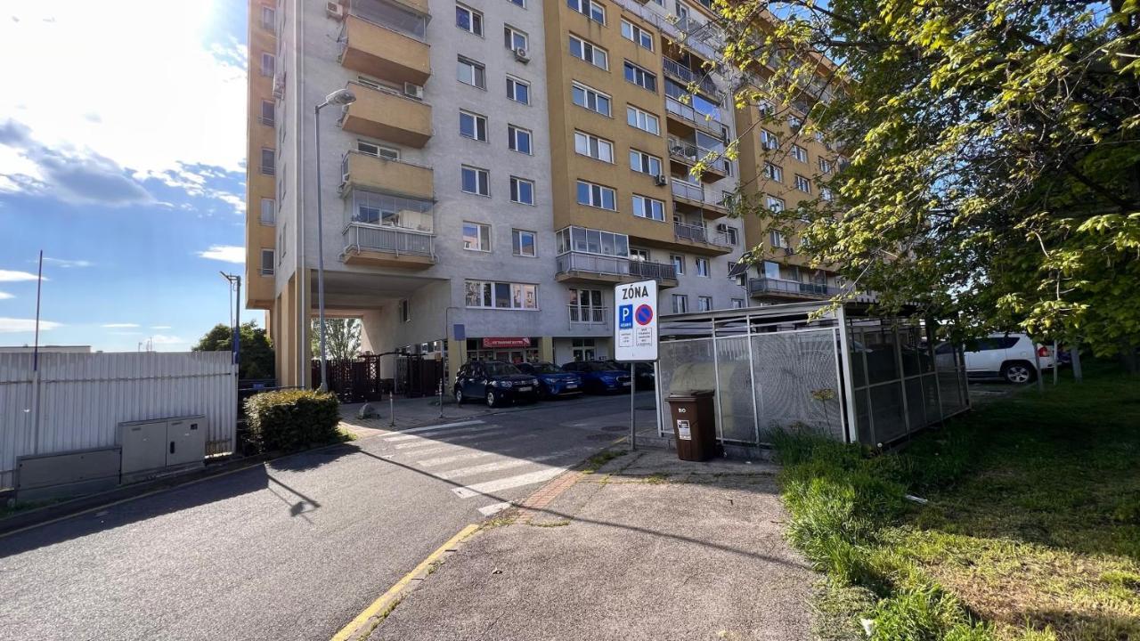 2 Room Apartment, Near Oc Galeria, Petrzalka บราติสลาวา ภายนอก รูปภาพ