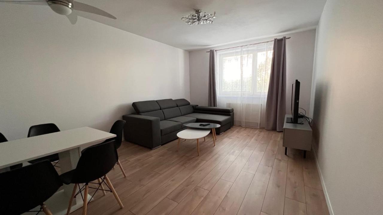2 Room Apartment, Near Oc Galeria, Petrzalka บราติสลาวา ภายนอก รูปภาพ